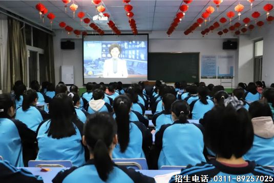 石家庄冀联医学院学生看新闻联播.png